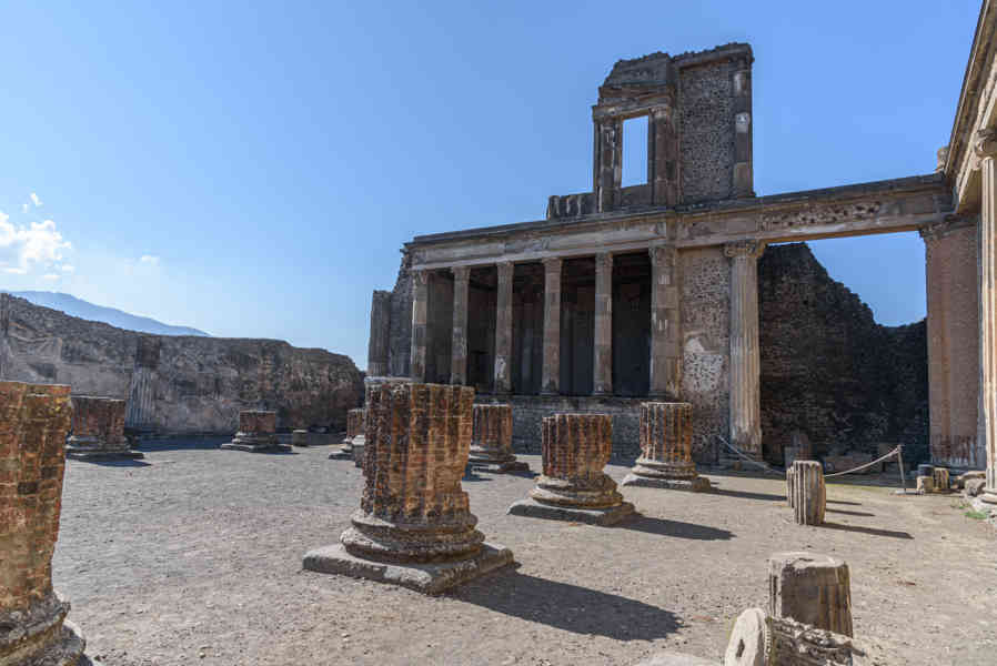 022 - Italia - Pompeya - parque arqueológico de Pompeya - Basílica.jpg